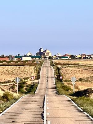 'Vuelve a casa... vuelve.' - La Guardia en la lontananza
Siempre que llego a La Guardia en este lugar se me viene a la cabeza la música y la letra del famoso anuncio 'Vuelve a casa... vuelve'
Palabras clave: Carrertera;Romeral;Iglesia