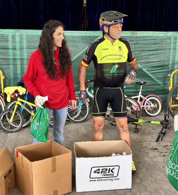 Marcha ciclista Los Arrieros Fiestas 2023
Y llega el reparto de regalos para los más pequeños.
Palabras clave: marcha;ciclista;arrieros;2023;fiestas