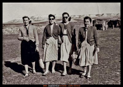 1956 Merienda en celebarda en La Pradera de San Isidro
Paca, Fina, Dora y Petra.

[url=http://laguardiatoledo.info/encuestas/index.php][i][color=blue]En encuestas podéis votar algunas nuevas publicadas referentes a La Merienda[/i][/color][/url] 

[url=espacio.adicional] [/url]

Palabras clave: 1956 Merienda en celebarda en La Pradera de San Isidro