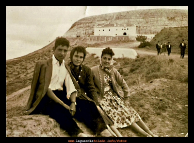 27 de septiembre de 1960 Jesús, Maruja y Pepa después de dejar al Santo Niño en su ermita
Palabras clave: 27 de septiembre de 1960 Jesús, Maruja y Pepa después de dejar al Santo Niño en su ermita