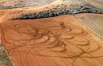 Nuevos métodos de arar la tierra descubiertos desde lo alto del Cerro del Vertedero.
9 de enero de 2005
Me sorprende esta nueva modalidad de arar la tierra. No dejo pasar la oportunidad y capto la imagen.
