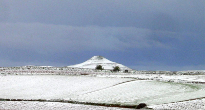Cerro de la Atalaya nevado desde el inicio del camino hacia la Ermita del Niño de La Guardia
27de Febrero de 2004.
De casualidad aquel día iba a de viaje hacia el sur. Suelo llevar siempre mi cámara de fotos y este es el resultado.
