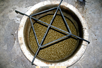 07 de Octubre 2006, Fermentación natural del mosto de la uva.
[url=espacio.adicional] [/url]
[color=teal][i]El bodeguero me aclara que hay dos tipos de fermentación, la natural y la controlada artificialmente, ya sea por enfriamiento o con productos químicos. Me señala este cono y me dice: ' La natural se diferencia de la artificial por el color de la espuma, que es verde. Por supuesto, es la que prefiero' [/i][/color]

[url=espacio.adicional] [/url]
Palabras clave: 07 de Octubre 2006, Fermantación natural.