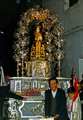 26 de Septiembre el padre de Vitín 'Patas cortas' conduciendo la carroza del Santo Niño a la lelgada a la iglesia
Palabras clave: 26 de Semtiembre el padre de Vitín 'Patas cortas' conduciendo la carroza del Santo Niño a la lelgada a la iglesia