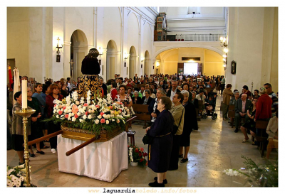 27 de septiembre de 2007. Despedida del Santo Niño en la Iglesia.
Después de la misa se canta el himno. Esta vez sin coro ni banda que lo acompañe solo se oyen las voces del los que le dicen entre líneas esperamos verte en el año que viene, por que saben que este año puede ser el último. 

De todos lo himnos este es el mas hondo, el mas puro, el mas sincero, el mas sentido.  


Palabras clave: 27 de septiembre de 2007. Despedida del Santo Niño en la Iglesia.