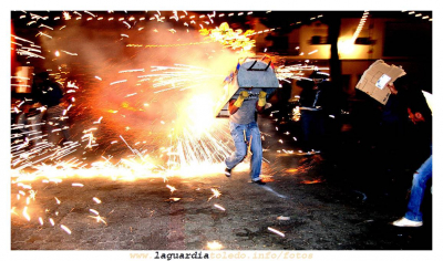 28 de septiembre de 2007. Toros de fuego en la plaza: Al quite.
Palabras clave: 28 de septiembre de 2007. Toros de fuego en la plaza: Al quite.