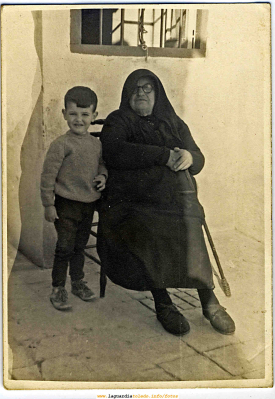 Nauta y su bisabuela Juliana 1969 en el patio de Paulino Martínez
Palabras clave: Nauta y su bisabuela Juliana 1969
