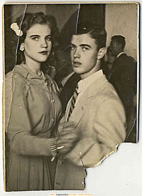 Casa Cepa verano de 1951.
[url=espacio.adicional] [/url]
[color=teal][i]Sonaba la versión instrumental adaptada para Brodway de ''Begin the Begin" de Cole Porter. 
Bailaban [b]Eleanor Powell[/b] (Manoli Potenciano) y [b]Fred Astaire[/b] (Rafael Martínez).
[/i][/color]
[url=espacio.adicional] [/url]
Palabras clave: Casa Cepa verano de 1951 Begin the Begin