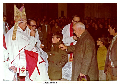 Confirmacines 1969.
Cardenal Vicente Enrique Tarancón Primado de España (casó a la nieta de Franco Maricarmen Martínez Bordíu), José María Mora Ontalva, Manuel Martínez "El Sastre", Pablo "Goma" y Chimenea, a la izquierda y al fondo el "El Calvo" de monaguillo y en el centro, con más miedo que vergüenza, el que escribe Juan Cristóbal Martínez.
Palabras clave: Cardenal Vicente Enrique Tarancón Primado de España (casó a la nieta de Franco Maricarmen Martínez Bordíu), José María Mora Ontalva, Manuel Martínez "El Sastre", Pablo "Goma" y Chimenea, a la derecha al fondo "El Calvo" y en