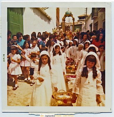 Procesión del Corpus junio del 74 pasando por la calle de la Luna.
Palabras clave: Procesión del Corpus junio del 74 pasando por la calle de la Luna.