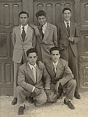 Octubre de 1957, una vez terminadas las fiestas cada uno de nuevo a su tarea, los que etudiaban a estudiar, los que tenían oficio a trabajar.
Pepe Cabeza, Cesar Barrasa, Aurelio Martínez 
Paco Valero (hermano de Jesús Valero), Angelín Dones (hermano de Martín Dones)

Palabras clave: Octubre de 1957, una vez terminadas las fiestas cada uno de nuevo a su tarea, los que etudiaban a estudiar, los que tenían oficio a trabajar.
