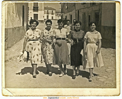 Cuadrilla de jóvenes guardiolas paseando un dia de verano a finales del los 50.
[url=espacio.adicional] [/url]
[color=teal][i]Puede que todas las jóvenes de la foto estén vívas hoy en día , pero lo que definitivamante ha muerto es la belleza de las calles y las fachadas. El ladrillo visto ha devastado la belleza de la Mancha. Menos mal que aun quedan imágenes para demostrarlo. [/i][/color]

08-10-2006:
Un colaborador nos aclara que esta calle no es de La Guardia, es un calle del El Romeral, que se llama 'Calle del camino real de La Guardia'. Ahí queda eso para los que digan que la gente no se fija en las fotos.

[url=espacio.adicional] [/url]

Palabras clave: Cuadrilla de jóvenes guardiolas paseando un dia de verano a finales del los 50.