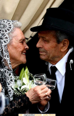 El beso (La Guardia 29 de Abril de 2007)
Hoy ha sido un día cargado de imágenes, muchas de ellas recuperadas de un pasado todavía cercano. De todas ellas quizás me quedo con esta porque me ha hecho pensar en el futuro..... yo de mayor quiero que me miren así... que con la mirada me digan: [b]Después de toda un vida sigues siendo lo mas importante del mundo[/b].

 [img]http://www.laguardiatoledo.info/fotos/resources/logo_tupi_bn_w65_conbordes.jpg[/img]

[url=http://laguardiatoledo.info/tupidiario/2007/04/30/proyecto-tupi-inaugura-dos-nuevas-secciones-en-la-guardiapedia/][color=navy][i][b]Proyecto Tupi inaugura dos nuevas secciones en la Guardiapedia[/b][/i][/color][/url].[/b]
[url=http://laguardiatoledo.info/guardiapedia/Historia_de_La_Guardia][color=navy][i][b]Historia de La Guardia en la Guardiapedia[/b][/i][/color][/url]
[url=http://www.laguardiatoledo.info/guardiapedia/Historia_del_Santo_Ni%C3%B1o][color=navy][i][b]Historia del Santo Niño en la Guardiapedia[/b][/i][/color][/url]
