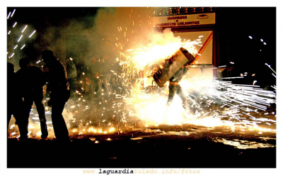 28 de septiembre de 2007. Toros de fuego en la plaza: El requiebro.
Palabras clave: 28 de septiembre de 2007. Toros de fuego en la plaza: El requiebro.