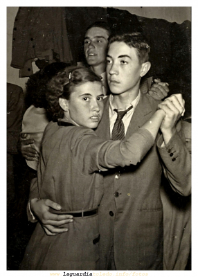 25 de Septiembre de 1957, baile en casa de Cepa, bailan Pili Mata y Aurelio Martínez.
A casi una semana de las fiestas queremos dar un salto en el tiempo de medio siglo para dar vida los muchos personajes que vivieron aquellas fiestas.

Quizás dentro de otros cincuenta años, en el 2057, alguien escriba algo parecido de las imágenes que nos dejen estas fiestas....  

[b]"Una foto es un mensaje en un botella arrojado al mar del tiempo"[/b] 
(Apolo)
Palabras clave: 25 de Septiembre de 1957, baile en casa de Cepa, bailan Pili Mata y Aurelio Martínez