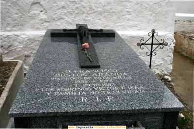 1 de Noviembre de 2006, visita al cementerio, Homenaje a Don Francisco Bustos Aranda parroco de esta villa desde 1958 a 1975.
[url=espacio.adicional] [/url]
[color=teal][i]Sobre Don Francisco se han dicho muchas cosas, pero nosotros queremos destacar una que no ha quedado suficientemente clara, y es la siguiente, [b]que guardiolo no es quién nace en La Guardia, sino quién se siente de La Guardia[/b]. Aquí tenemos a uno que no sólo se sintió guardilolo en vida, también lo refrendó eligiendo nuestro pueblo para su descanso eterno.

Descanse en Paz.[/i][/color]
[url=http://www.laguardiatoledo.info/fotos/thumbnails.php?album=search&type=full&search=BUSTOS][color=navy][b][i]Imágenes que nos dejó Don Francisco[/b][/color][/url][/i]

[img]http://www.laguardiatoledo.info/fotos/resources/logo_tupi_bn_w65_conbordes.jpg[/img]

[url=espacio.adicional] [/url]
Palabras clave: 1 de Noviembre de 2006, visita al cementerio, Homenaje a Don Francisco Bustos Aranda parroco de esta villa desde 1958 a 1975.