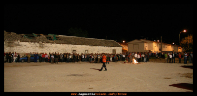 Fiestas 2008 - Personajes IV - 24 de septiembre 2008 - El iluminado
Estas fiestas cogimos la cámara con un propósito: describir el sentir de las fiestas a través del sentir de las personas que las viven. Estas fotos que ahora os presentamos son el resultado de este trabajo.

Aprovechando la iluminación de las pólvora queríamos presentaros lo concurrida que es esta, esperamos el siguiente año mejorar en lo posible el resultado.
Palabras clave: juanjo
