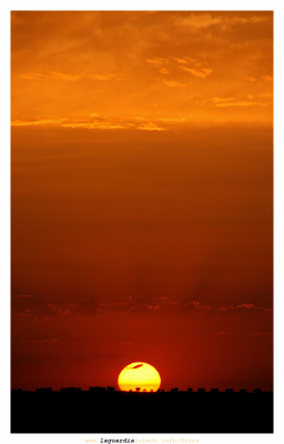 20 de agostos de 2007 a las ocho y diez. Puesta de sol sobre Los Manjanares vista desde la carretera de Lillo a la altura de El Chaparral.
Después de varios intentos fallidos de captar una puesta de sol sobre el valle de la vega desde los cerros de San Antón el viejo cejo en el intento. Viniendo desde Lillo casualmente encuentro la puesta de sol que buscaba, paro en el arcén y la fotografío, mientras lo hago un agricultor que trabajaba en un viña me dice: "A que los que trabajáis en oficinas no tenéis esto..."

[i]Empieza a ver a La Guardia de un modo diferente[/i]
[img]http://www.laguardiatoledo.info/fotos/resources/logo_tupi_bn_w65_conbordes.jpg[/img]

[url=espacio.adicional] [/url]
