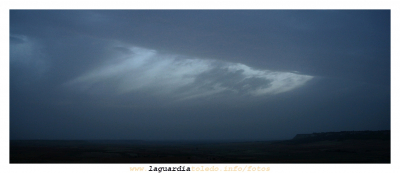 Sábado 25 de agosto de 2007 a las 20h.  Hace viento y amenaza lluvia,
Tarde de verano cubierta por un cielo de invierno.

[i]Empieza a ver a La Guardia de un modo diferente[i/]
[img]http://www.laguardiatoledo.info/fotos/resources/logo_tupi_bn_w65_conbordes.jpg[/img]

 

