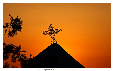 1 de Septiembre de 2007 a las siete y media de la tarde. Curz de la primera capilla al inicio de la cuesta del Santo Niño.
Hay un momento en el día en el que todo se incendia, el el blanco de la cal se convierte en negro y el cielo ya no es azul sino rojo. 

[i]Empieza a ver a La Guardia de un modo diferente[/i]
[img]http://www.laguardiatoledo.info/fotos/resources/logo_tupi_bn_w65_conbordes.jpg[/img]


[url=espacio.adicional] [/url]
