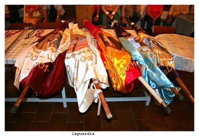 27 de septiembre de 2007. Tradicional ceremonia de cambio de insignias I.
Las insignias de la cofradía del Santo Niño están compuestas por cetros, juncos y banderas, existiendo de estas últimas dos clases una de ellas llamada especiales.
A qui las veis esperando las manos que con orgullo las llevarán el año que viene.
Palabras clave: 27 de septiembre de 2007. Tradicional ceremonia de cambio de insignias II.