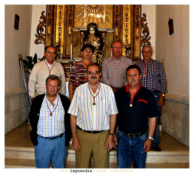27 de septiembre de 2007. La junta directiva de la cofradía después de finalizar el último acto religioso de las fiestas 2007
Después de llevar al Santo Niño a su ermita y  después de la ceremonia de cambio de insignias, queda desvestir  la imagen del Santo Niño, que es el último acto religioso que hace la cofradía en las fiestas. Esta foto esta tomada después como broche de la participación de la cofradía en dichas fiestas 2007.
Palabras clave: 27 de septiembre de 2007. La junta directiva de la cofradía después de finalizar el último acto religioso de las fiestas 2007