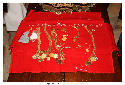 27 de septiembre de 2007. Ceremonia retirada de las joyas del Santo Niño III.
Una vez las joyas retiradas, se guardan hasta el año próximo que se volverán a colocar en la imagen en una ceremonia similar, esta vez en la iglesia parroquial el primer día de la novena el próximo septiembre.

Hay que señalar que las joyas del Santo Niño son el resultado de las donaciones que el pueblo ha ido haciendo a su Niño a lo largo de lo años. Son básicamente anillos, cadenas, colgantes y medallas, en definitiva piezas populares que es realmente la característica que las define.

[i]Empieza descubrir La Guardia de un modo diferente[/i]
[img]http://www.laguardiatoledo.info/fotos/resources/logo_tupi_bn_w65_conbordes.jpg[/img]

[url=espacio.adicional] [/url]

Palabras clave: 27 de septiembre de 2007. Ceremonia retirada de las joyas del Santo Niño I.