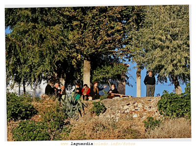 Una tarde cualquiera de otoño.
Hay barrios que por sus situación son propensos a determinadas actividades. En este, como en pocos, se puede disfrutar de una charla al sol de una tarde cualquiera de otoño.

Palabras clave: Una tarde cualquiera de otoño.