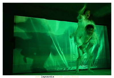 Bufonerías.
En [b]BUFONERÍAS[/b] se recrea cómo eran los cómicos clásicos, artistas que manejaban y dominaban todos los recursos al servicio de la interpretación,  la expresión llevada hasta el mimo, el movimiento transformado en danza, la exuberancia de la voz manejada desde el grito hasta el silencio. CANTERA DE PRODUCCIONES mezcla todos estos elementos para crear intensidad, armonía y ritmo, en homenaje a como antaño lo hacían [i]los cómicos de la legua[/i].

Los [i]cómicos de la legua[/i]  eran artistas  ambulantes que viajaban en grupos actuando por ciudades, pueblos y aldeas. Algunos de estos se hicieron sedentarios dando lugar a lo que en la actualidad llamamos compañías de teatro.

[url=http://www.lacanteraproducciones.com/][color=navy][i]Web de la compañía LA CANTERA PRODUCCIONES[/i][/color][/url]

[url=espacio.adicional] [/url]
