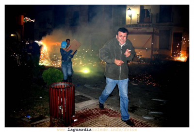28 de septiembre de 2007. Toros de fuego en la plaza: En todos los oficios se fuma, hasta en el de torero.
Dedicada a Jose por estar en "el medio".
Palabras clave: 28 de septiembre de 2007. Toros de fuego en la plaza: En todos los oficios se fuma, hasta en el de torero.