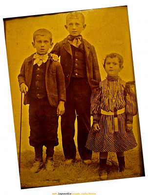 Hermanos Gómez Cabeza, Julián, José y María, año 1900 aproximadamente
[url=espacio.adicional] [/url]
[color=teal][i]En el momento que se hizo esta foto ninguno de los niños podía sospechar que uno de ellos pasaría a formar parte de la historia de La Guardia. La herencia que nos dejó se ha convertido en sello indeleble de la identidad guardiola. ¿ Quereis saber cual ?: 

[url=http://www.laguardiatoledo.info/fotos/thumbnails.php?album=search&type=full&search=himno+santo+ni%F1o][color=navy][b]Ver herencia que nos dejó Julián Gómez Cabeza[/b][/color][/url][/i]
[/i][/color]
[url=espacio.adicional] [/url]

Palabras clave: José Gómez Cabeza y familia