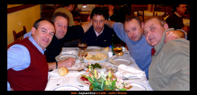 23 de diciembre de 2007. Reunión anual de La Banda del Moco
Johnny(Cristóbal), El Valenciano(Bautista), McAbeo(Pablo), Sander's(Santiago), Ted(Andrés).
  
"cuando cabalgas hacia la eternidad la amistad es el único valor seguro que queda"
Sander's (Filósofo local)
Palabras clave: 23 de diciembre de 2007. Reunión anual de La Banda del Moco