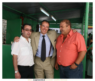 25 de septiembre de 2007. Encuentros I (aunque no en la tercera fase)
Las fiestas son uno de los momentos donde amigos que no se ven desde hace mucho tiempo se reencuentran de nuevo.

De izquierda a derecha:
Susan(Toni Relentes), Johnny(Cristóbal), Ted(Andrés).
(Todos integrantes de la banda del Moco)

"Guardo dos cosas: fotos y amigos."
Muriel Spark
Palabras clave: 25 de septiembre de 2007. Encuentros I (aunque no en la tercera fase) moco