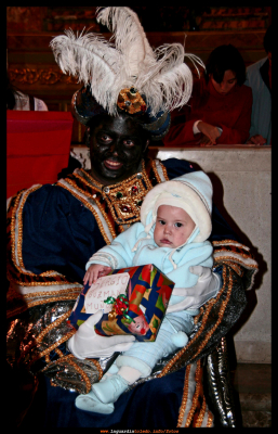 5 de enero de 2008. Los Reyes III - El Rey negro Baltasar con los mas pequeños.
[url=http://www.redajo.com/redajoblog/?p=1189][color=navy][i][b]Video de la Cabalgata de Reyes 2009[/b][/i][/color][/url].[/b]
Palabras clave: 5 de enero de 2008. Los Reyes III - El Rey negro Baltasar con los mas pequeños.