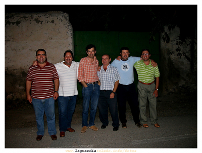 24 de Septiembre de 2007. Viniendo de la pólvora.  Cuadrilla de mozos viejos delante de la bodega de Benito Arreno.
Palabras clave: Mozos viejos