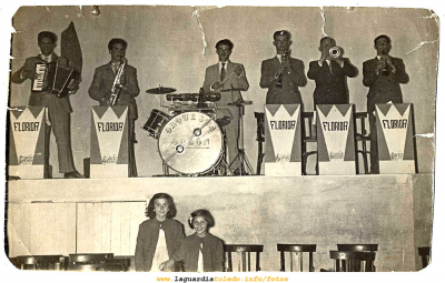 La Orquesta Florida hacia 1958
[b]De izquierda a derecha:[/b]
Vicente Campaya, Angelín Dones (hermano de Martín Dones), Rafael Martínez, Sete, Mata Uno, Cavila

[b]Abajo:[/b]
Pepa y Matilde (hijas de Demetrio Cepa)

[b]La orquesta florida pierde a otro de sus miembros:[/b]
Cuando era pequeño lo reyes me trajeron un xilófono. Aquella misma mañana de reyes mi padre me deslumbró tocando para mí la canción de "Cielito Lindo", no sabía que mi padre supiera música. Años después me enteré que de joven había formado parte de una orquesta.

Las navidades pasadas, cerca del día de reyes y aparentemente sin venir a cuento, mi padre me dijo "Toma, para que la tengas como recuerdo" y me dio la foto que veis.

Rafael Martínez falleció el  2 de Febrero de 2007, presentía que esas navidades iban a ser las últimas que pasábamos juntos.
 
Que descanse en paz.
[url=http://www.laguardiatoledo.info/fotos/thumbnails.php?album=search&type=full&search=rafael+martinez][color=navy][b][i]Ver las imágenes que nos dejó Rafael Martínez[/b][/color][/url][/i]

Su hijo Juan Cristóbal Martínez,  que se pregunta, ¿ Donde tocarán ahora..... ?


