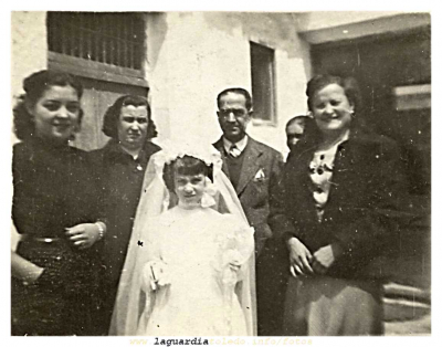 Luci Orgaz (hija del Pepe el de La Mada), Elvira Potenciano, Paulino Martínez, Mari la chorrillas, Margarita Potenciano y en el centro Pilar Martínez el día de su comunión (Mayo 1945)
Palabras clave: Luci Orgaz (hija del Pepe el de La Mada), Elvira Potenciano, Paulino Martínez, Mari la chorrillas, Margarita Potenciano y en el centro Pilar Martínez el día de su comunión (Mayo 1945)