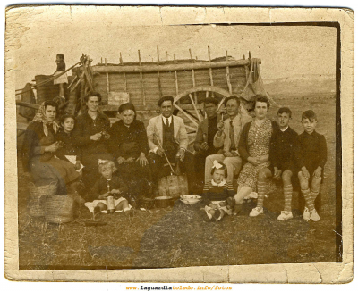 Familia de Paulino Martínez y amigos de merienda en los años 40.
[url=espacio.adicional] [/url]
[color=teal][i]Sin duda una de las mejores fotos que hemos publicado...[/i][/color]

[url=espacio.adicional] [/url]
Palabras clave: Familia de Paulino Martínez y amigos de marienda en los años 40.