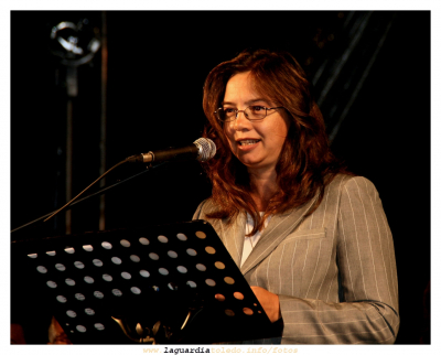 23 de Septiembre de 2007. Pregón de las fiestas a cargo de Doña Amelia Aranda Huete
Amelia nos regala un discurso hondo en historia y hondo en sentimientos. Nos demuestra como poco a poco la historia de La Guardia ha conformado de alguna manera la suya propia y la de su familia. Agradece todo lo que esta fusión le ha reportado y se manifiesta firmemente comprometida para llevarla mucho mas lejos en el futuro. Como primer paso de este compromiso lanza un rotundo y claro S.O.S en aras de nuestro patrimonio, que como ella dice, algunos de sus mejores exponentes  "están en un lamentable estado de conservación". 
Esperamos que tu S.O.S sea recibido.

No obstante Amelia, si algún día decides escribir con tinta electrónica, ya sabes, aquí tienes esta pequeña tribuna que hará llegar la historia que cuente tu pluma a cualquier rincón del planeta.

No vamos a mentir si dijéramos que nos encantaría que fuese una mujer la que tomase la iniciativa en empezar a contar la historia de un modo diferente. 

[i]Empieza a contar la historia de La Guardia de un modo diferente[/i]
[img]http://www.laguardiatoledo.info/fotos/resources/logo_tupi_bn_w65_conbordes.jpg[/img]

[url=espacio.adicional] [/url]
Palabras clave: Cita con la historia