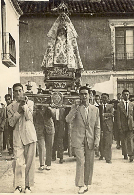 Procesión años 60 pasanado por La Glorieta (justo donde hoy esta el Bar Casa Pepe).
De izquerda a derecha Aurelio Martínez y Angelín Dones alzando,  en el fondo D. Felipe maestro de La Guardia y Manolete el que posterioemente sería mádico del pueblo. 
Palabras clave: procesión