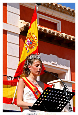 24 de Septiembre de 2007. Discurso de la reina de las fiestas 2007 Doña Maria del Sol Rama Sánchez.
Foto extraída del acto de la Coronación de la Reina y Damas
[url=http://www.laguardiatoledo.info/guardiapedia/La_Coronaci%C3%B3n_de_Damas_y_Reina][color=navy][i][b]La coronación de la Reina y Damas en la Guardiapedia[/b][/i][/color][/url].[/b]
Palabras clave: Reina 2007