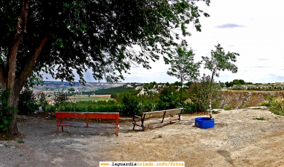 Rincones para sentarse, tomar el fresco y pensar...... con unas magnificas vistas.
Palabras clave: Rincones para pensar......