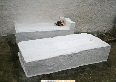 1 de Noviembre de 2006, visita al cementerio, Versos postumos en cal.
[url=espacio.adicional] [/url]
[color=teal][i]En la Mancha la cal no sólo está con nosotros durante nuestras vidas, nos acompaña más allá de la muerte.
(Para los que lo han olvidado... que son muchos)[/i][/color]

[img]http://www.laguardiatoledo.info/fotos/resources/logo_tupi_bn_w65_conbordes.jpg[/img]
[url=espacio.adicional] [/url]
Palabras clave: 1 de Noviembre de 2006, visita al cementerio, Versos postumos en cal.