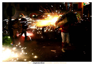 28 de septiembre de 2007. Toros de fuego en la plaza: Recibiendo a puerta gayola.
Fotografiando a puerta gayola.
Palabras clave: 28 de septiembre de 2007. Toros de fuego en la plaza: Recibiendo a puerta gayola.