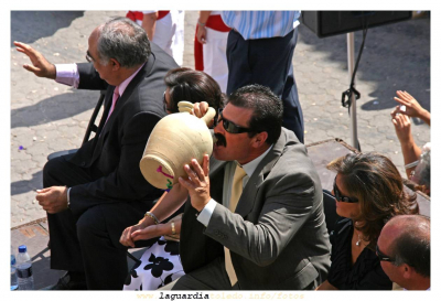 24 de Septiembre de 2007. Inaguración de las fiestas. Nunca viene mal tener un botijo a mano.
Palabras clave: botijo inaguración fiestas