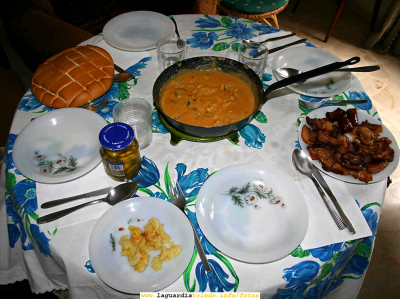 Gachas o almortas tradicionales guardiolas  4 de noviembre 2006
NUESTRA GASTRONOMIA: -> Recetas clásicas
[b]Las Gachas y su leyenda: [/b]
Hay muchas recetas que son de temporada, esta es un receta típica de invierno, especialmante indicada y apreciada en los días lluviosos de esta estación (salvo cuando "hay muerto" que como dice la tradición guardiola no se deben preparar ya si se hace "el muerto mete un dedo en la sartén").

[b]Historia de esta foto:[/b]
En El Bar Casa Pepe sábado 4 de Noviembre de 2006, a la hora del aperitivo:
- Buenos días ¿ Nos pones unas cervecitas ? - entra diciendo un cliente -.
- Buenos serían si no lloviese - responde el camarero- .   
- Buenos son para comerse unas gachitas en casa después de estas cervezas... - replica el cliente - . 
- ¡Ya...! - contesta con ironía el camarero - Pero tú no te las vas a comer....
- ¿ Que no ?, No solo me las voy a comer, sino que tu las vas a ver...... - apostilla el cliente con mas irónia aún que la del camarero -.  
Esta foto que veis  es el resultado de aquella conversación. 

[b]Dedicatoria:[/b]
Esta foto es un regalo a una persona de este proyecto que presenció la conversación aquel día. La publicamos hoy por dos motivos: por que es su cumpleaños y por que es un apasionado de la comida.

¡¡ Felicidades !!

[b]¿Y ahora que?:[/b]
Y dicho todo esto, ahora solo falta que alguien se anime y nos mande la receta. O mejor aún, que nos invite a comer unas gachas y mientras las prepara hacemos un reportaje de como se guisan.... y lo publicamos ¿no? 


Palabras clave: gachas