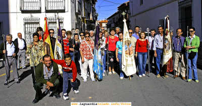 16 de Septiembre de 2006. Por la mañana, Cofradía del Santo Niño reunida dispuesta para iniciar la tradicional petición popular.
[url=espacio.adicional] [/url]
[color=teal][i] A mediados de septiembre la cofradía se reune un día, normalmente sábado, para dedicarlo por completo a pedir donativos para el Santo Niño. La petición se realiza en todas las casas del pueblo. Para organizar el trabajo divien en municipio en dos, a la derecha y a la izquierda de la calle Mayor. La maña para una mitad y la tarde para la otra. El orden de visitas puede cambiar salvo para la primera y la última que invariablemente se realizan en las mismas casas.

Esta foto esta realizada inmediatmante antes de la primera vista.

¿ Sabe alguien cual es la primera casa que se visita ? 

[/i][/color]

[url=espacio.adicional] [/url] 
Palabras clave: 16 de Septiembre de 2006. Por la mañana, Cofradía del Santo Niño reunida dispuesta para iniciar la tradicional petición popular.
