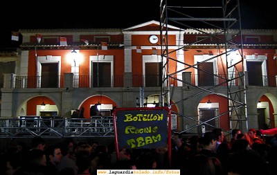 24 de Septiembre 2006, Baile en la Plaza, marcodisco (y macrobotellón)
[url=espacio.adicional] [/url]
[color=teal][i]El botellón, aunque no es una costumbre nacida en La Guardia, si es prácticada y como en otros sitios polémica. Defenderla o no no es un tema que nos corresponda. Aunque si invitaríamos a hacer la refexión de porque ha nacido.... ¿ No será consecuencia de los precios de las bebidas en locales públicos ?  Ahí queda...   [/i][/color]

[url=espacio.adicional] [/url]
Palabras clave: 24 de Septiembre 2006, Baile en la Plaza, marcodisco (y macrobotellón) fiestas carritos botellón