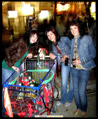 25 de Septiembre 2006, gran verbena popular, pandilla de amigas presumiendo de su TroleyTuning.
[url=espacio.adicional] [/url]
[color=teal][i] El 'TT' (TroleyTuning) se ha puesto muy de moda estas fiestas, lástima que no haber podido asistir al concurso de TT's. No obstante aqui os presentamos unas mozas orgullosas de su 'tuneao'.

Por cierto que alguien, o ellas mismas, pongan en comentarios sus nombres...

[/i][/color]

[url=espacio.adicional] [/url]
Palabras clave: 25 de Septiembre 2006, gran verbena popular, pandialla de amigas presumiendo de su TroleyTunning. carritos fiestas botellon