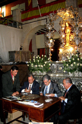 26 de Septiembre de 2006, final del tradicional Ofertorio en la plaza al Santo Niño (la recaudación superó los 6000 euros)
Palabras clave: 26 de Septiembre de 2006, final del tradicional Ofertorio en la plaza al Santo Niño (la recaudación superó los 6000 euros)